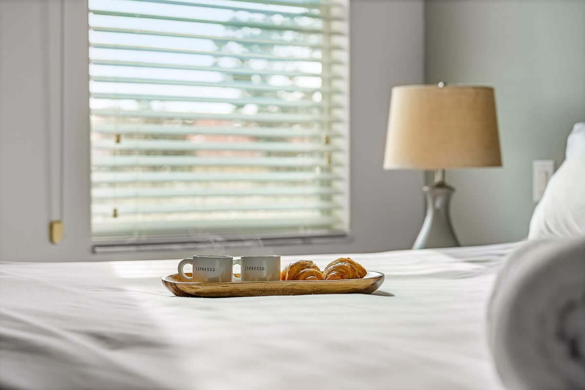 HOT TUB and free clubhouse Miles from Disney