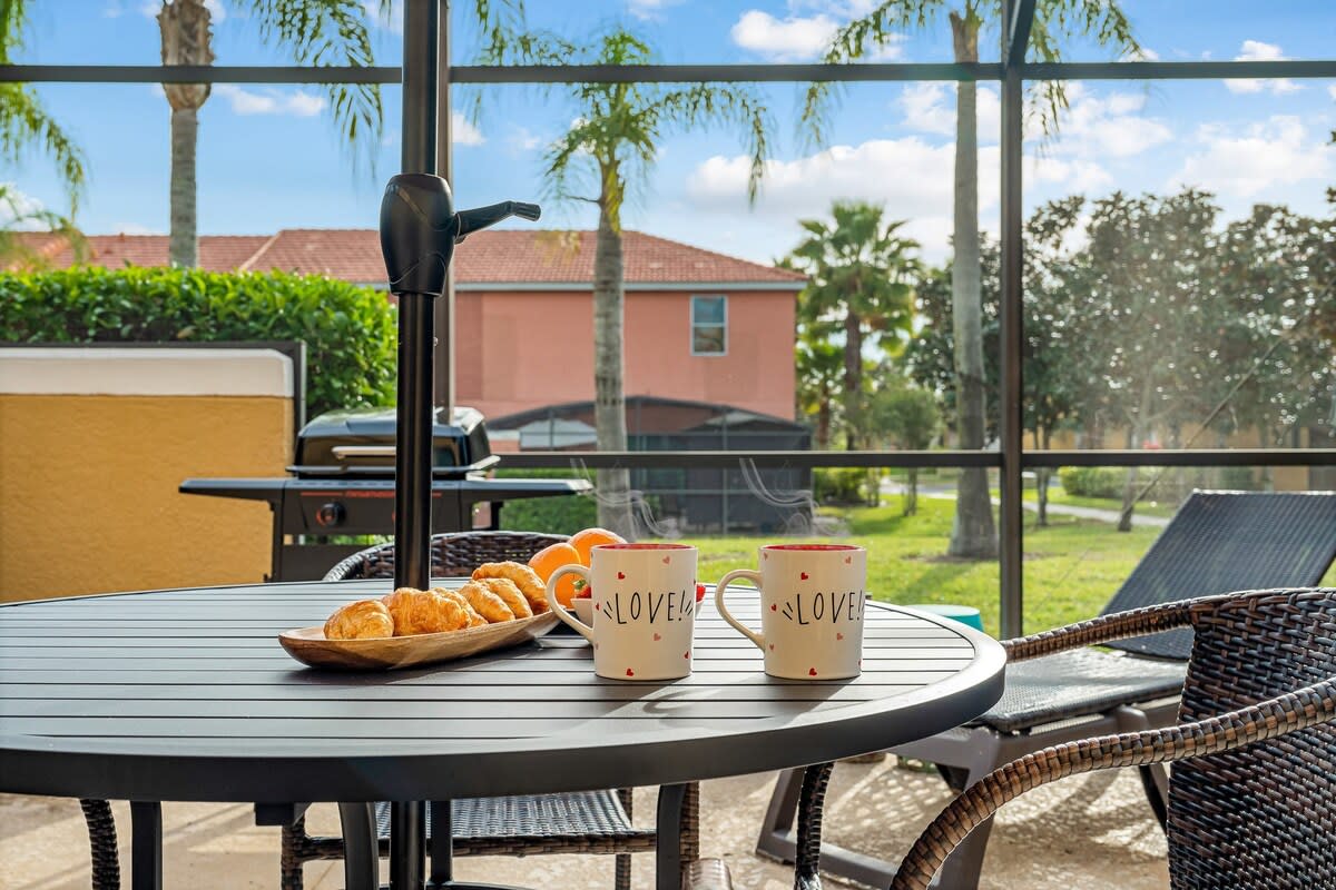 HOT TUB and free clubhouse Miles from Disney