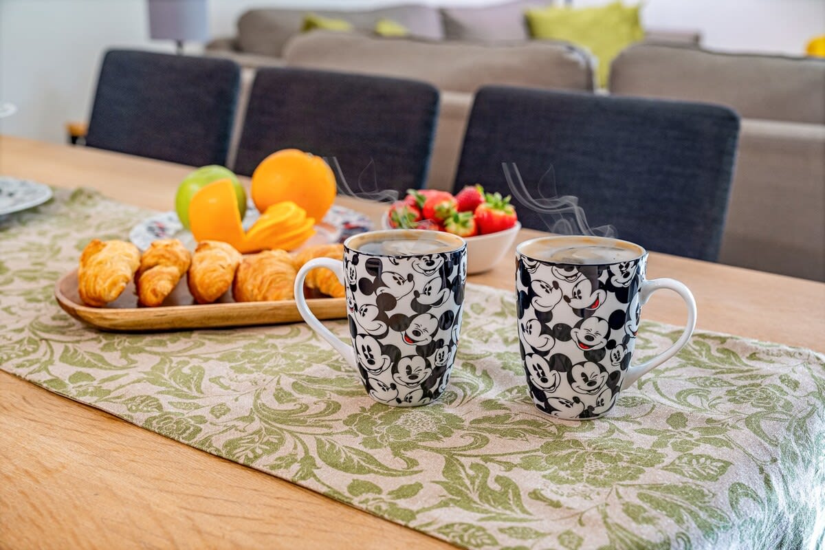 HOT TUB and free clubhouse Miles from Disney