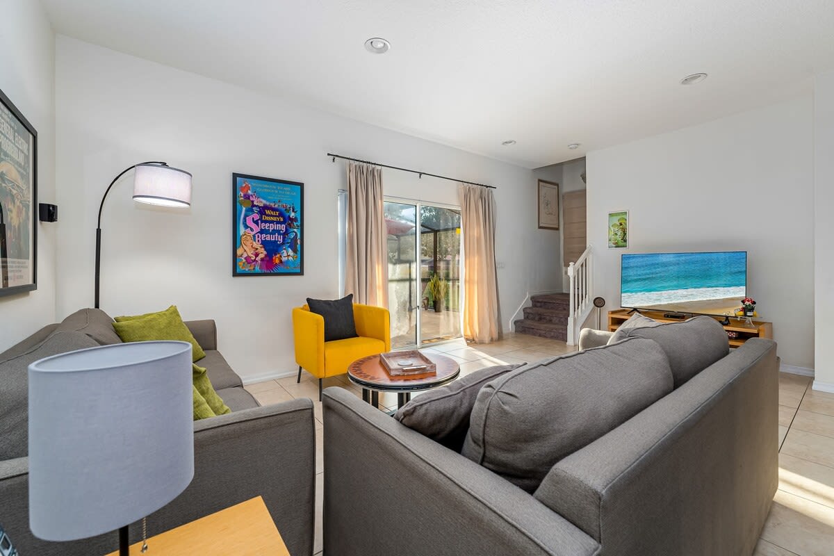 HOT TUB and free clubhouse Miles from Disney