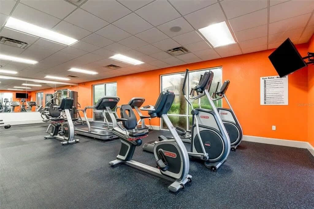 HOT TUB and free clubhouse Miles from Disney