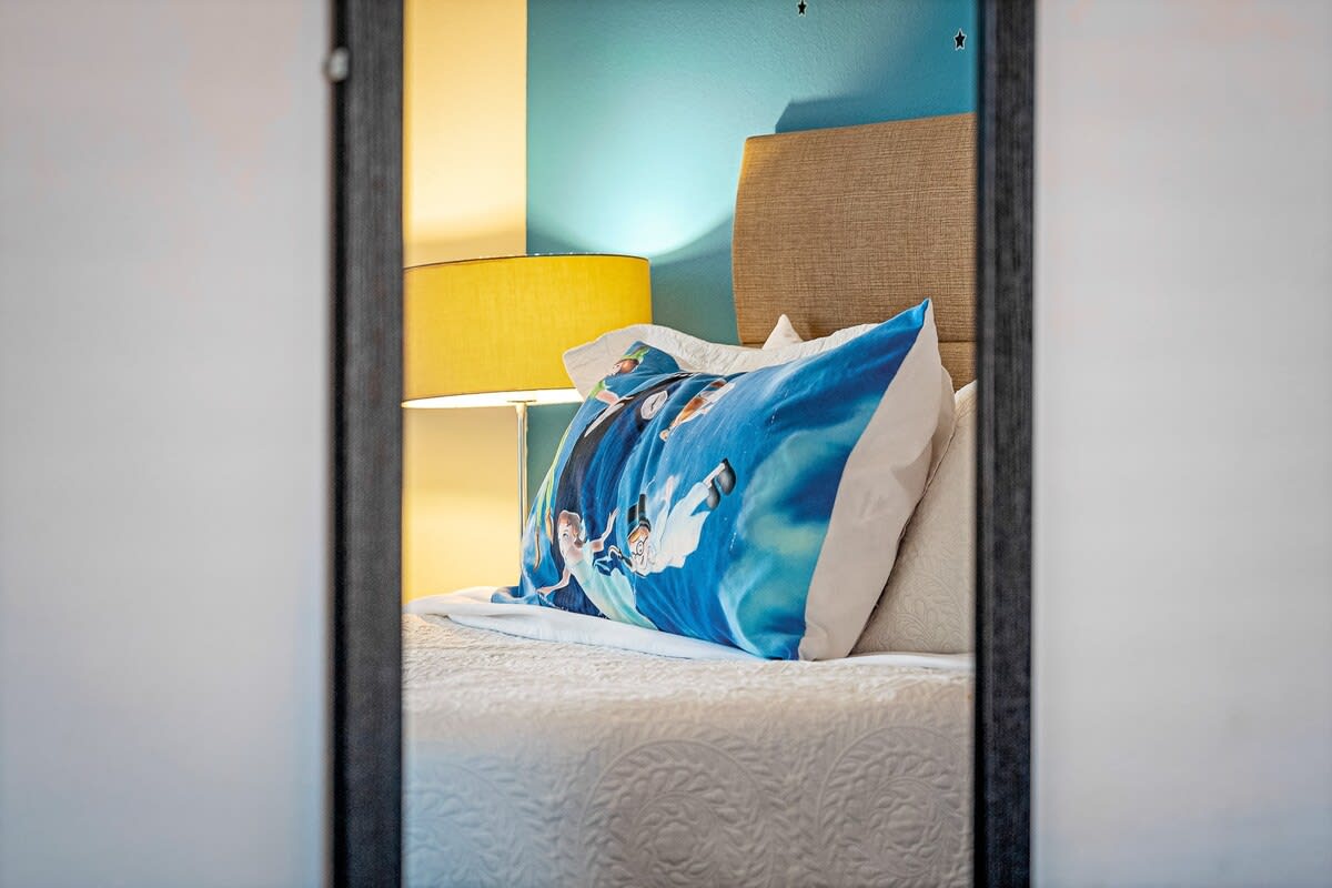 HOT TUB and free clubhouse Miles from Disney