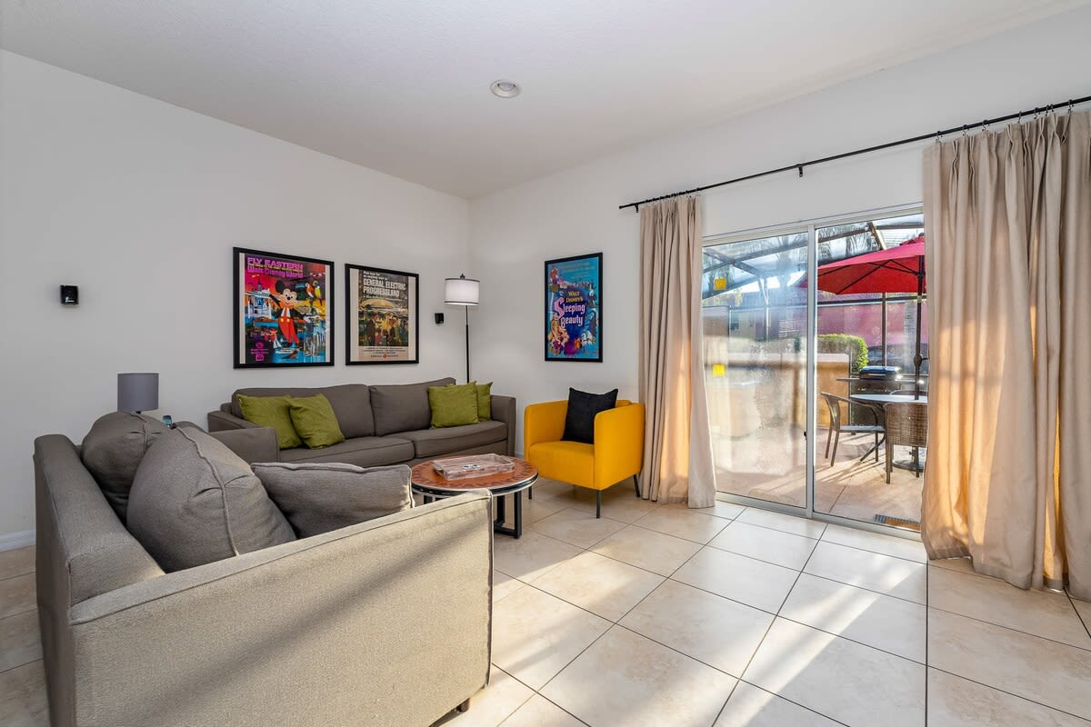 HOT TUB and free clubhouse Miles from Disney