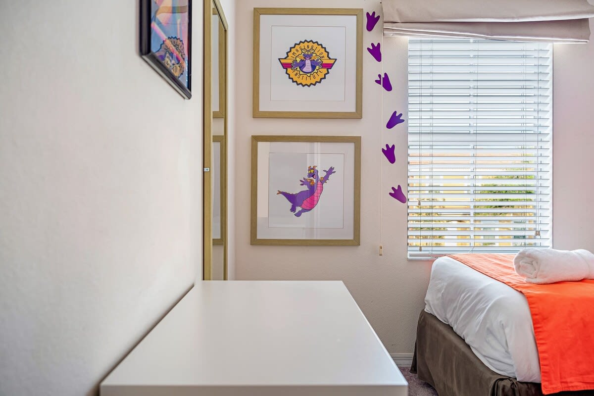 HOT TUB and free clubhouse Miles from Disney