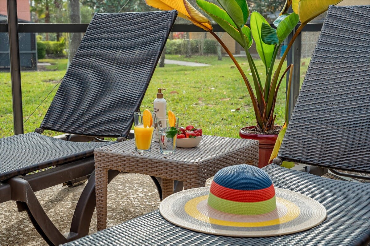 HOT TUB and free clubhouse Miles from Disney