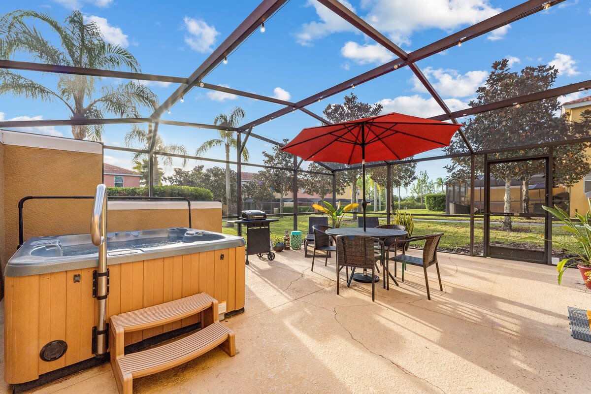 HOT TUB and free clubhouse Miles from Disney