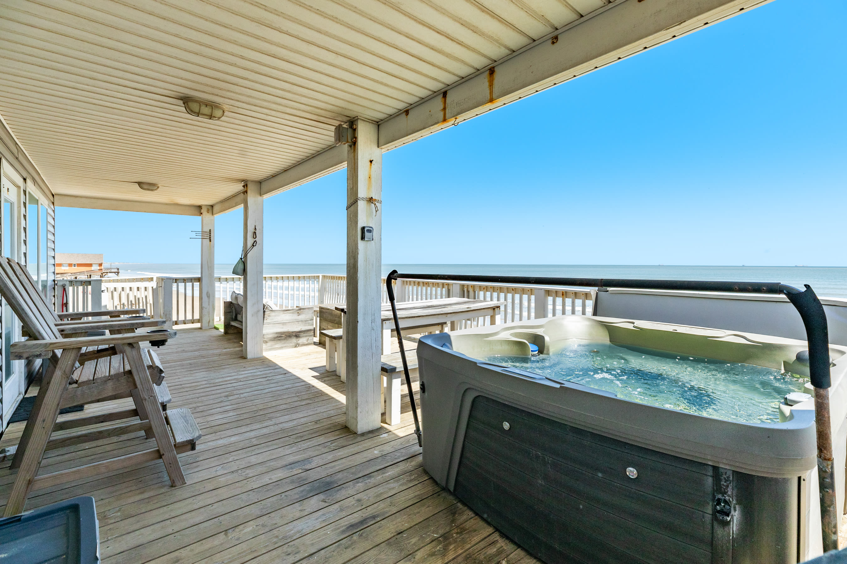 SeaScape Haven Right on the sandy BEACH Hot Tub 2
