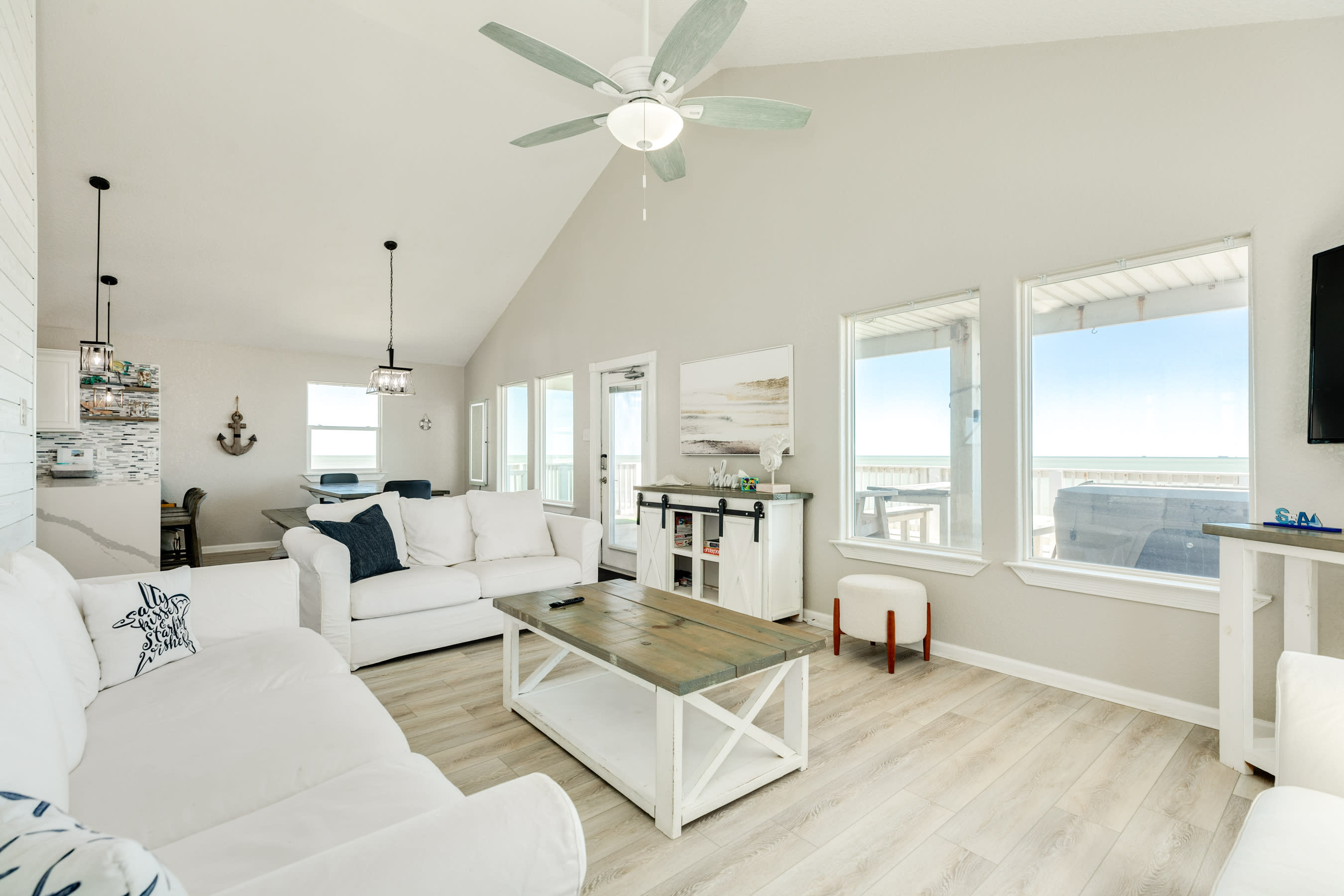 SeaScape Haven Right on the sandy BEACH Hot Tub 9