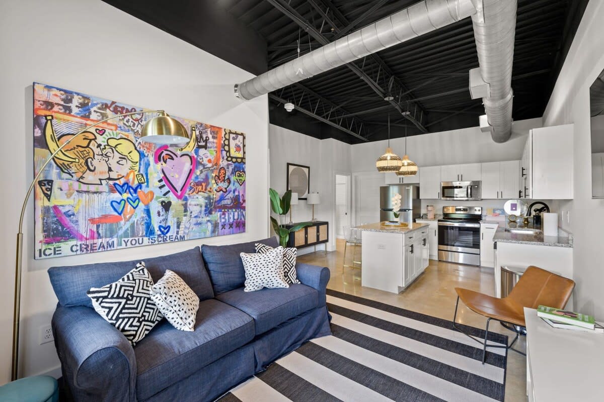Modern Loft · Pet Friendly · 8 Min BNA · Fast WiFi