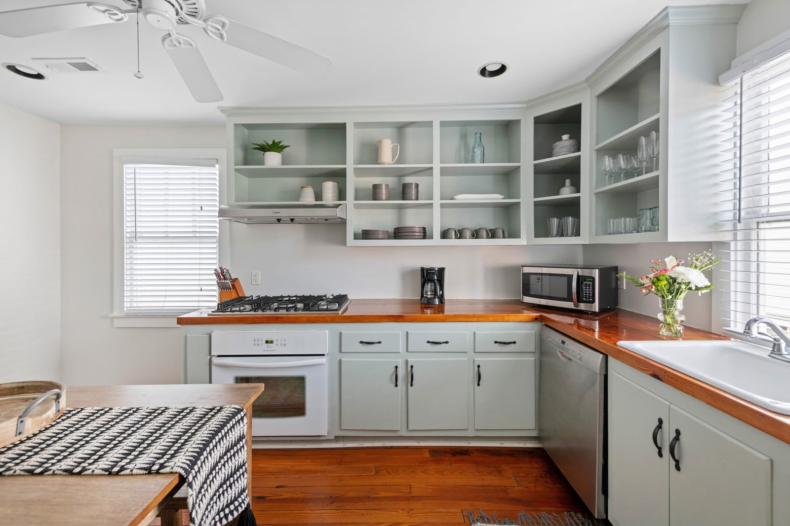 Fully equipped kitchen with everything you need to cook a meal!