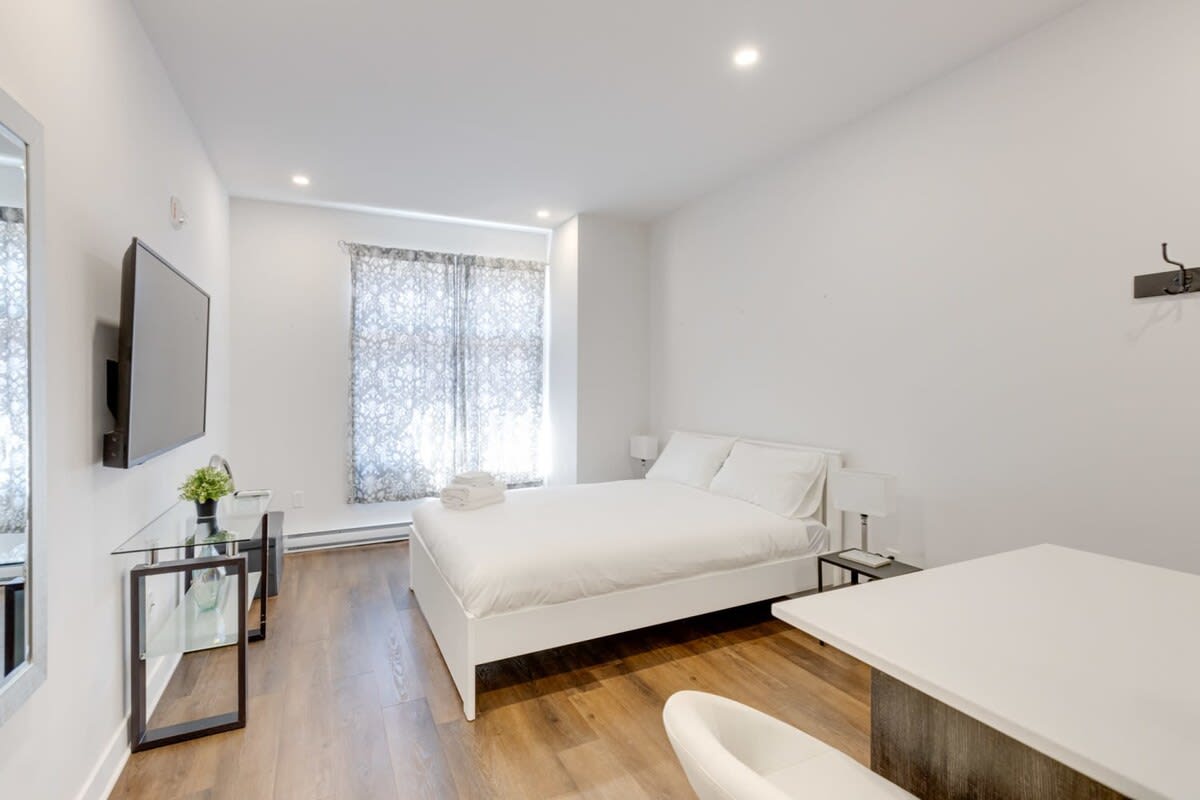Stylish Studio With Modern Luxury - Chic Urban Escape - Montreal