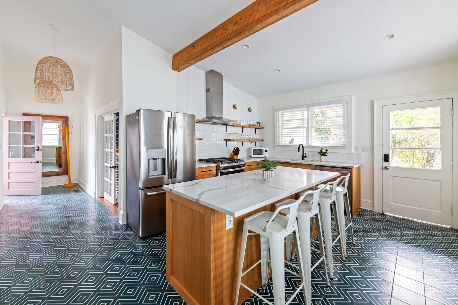 Fully equipped kitchen with 4 seats at the island