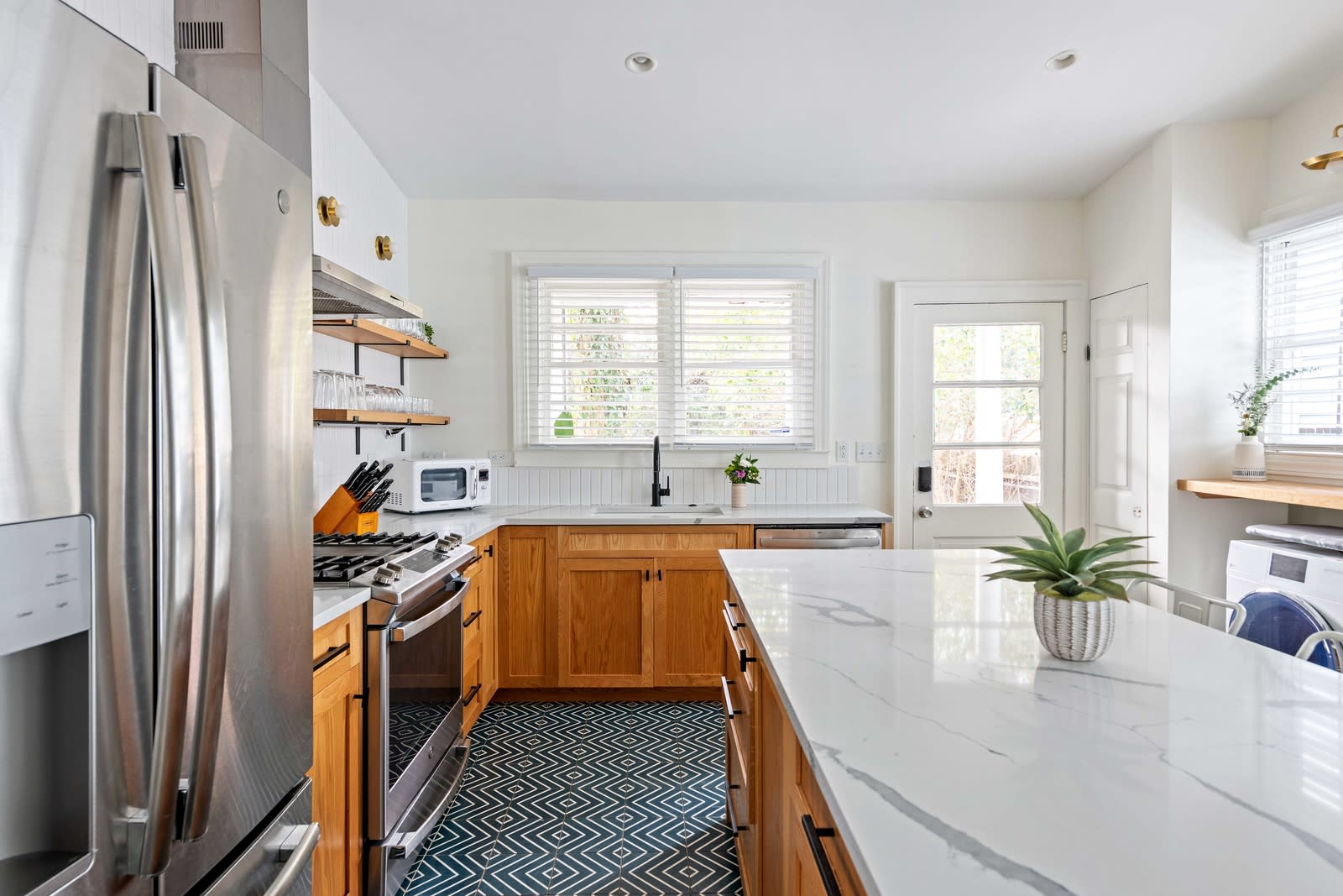 Fully equipped kitchen with everything you need to cook a meal!