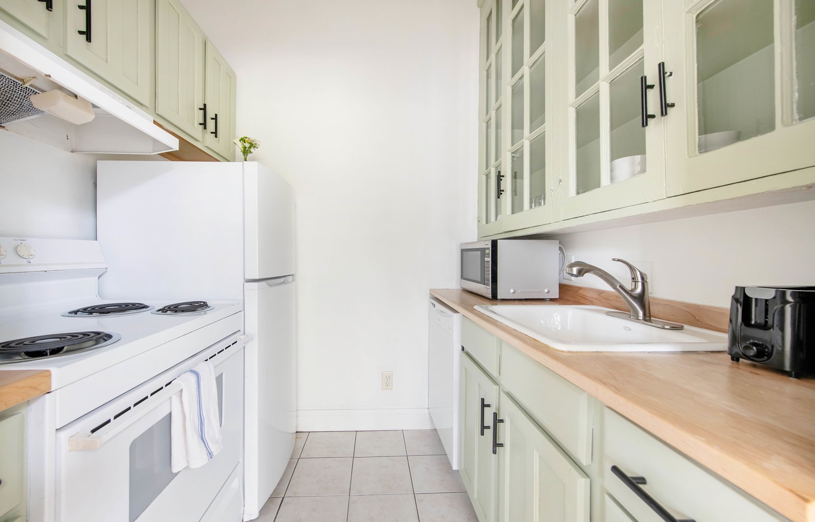 Fully equipped kitchen with everything you need to cook a meal