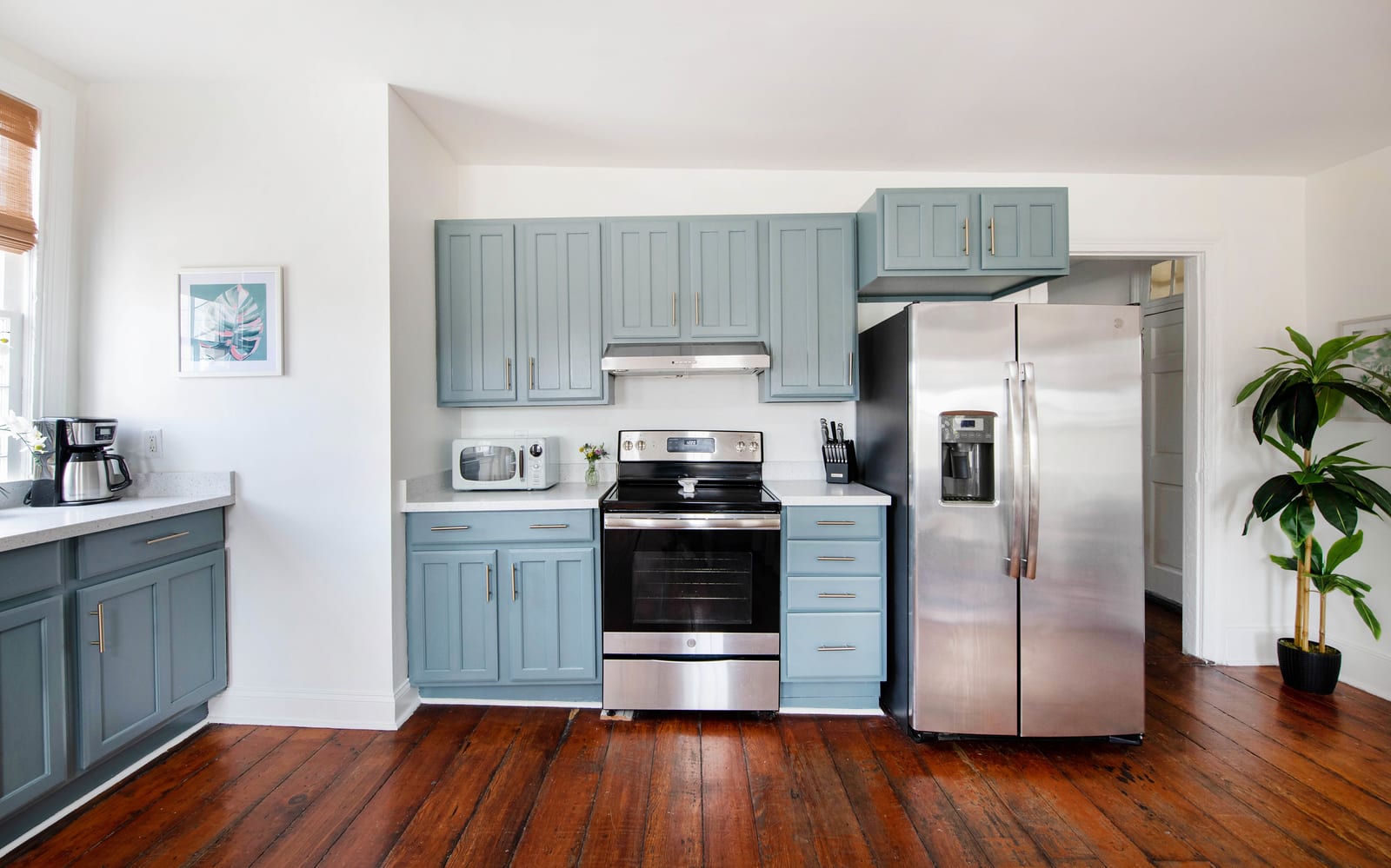 Fully equipped kitchen with everything you need to cook a meal!