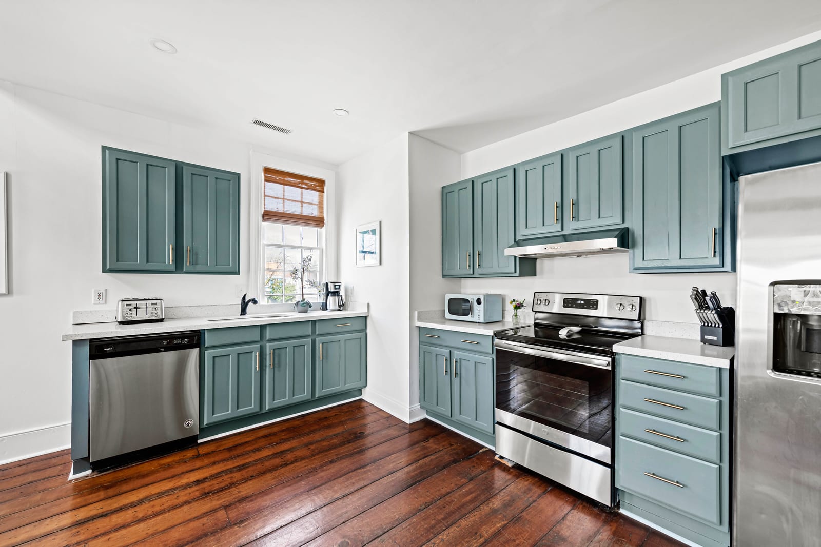 Fully equipped kitchen with everything you need to cook a meal!