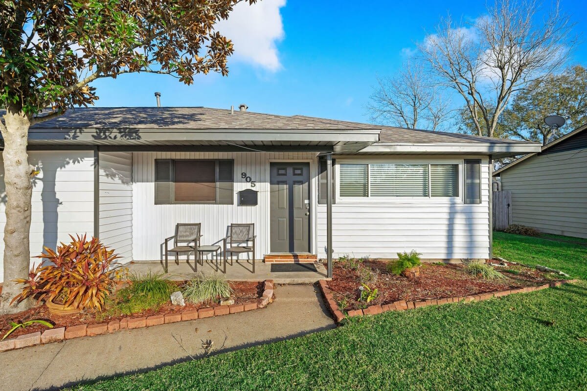 Chic Deer Park Hub: Game Room | Yard | Porch