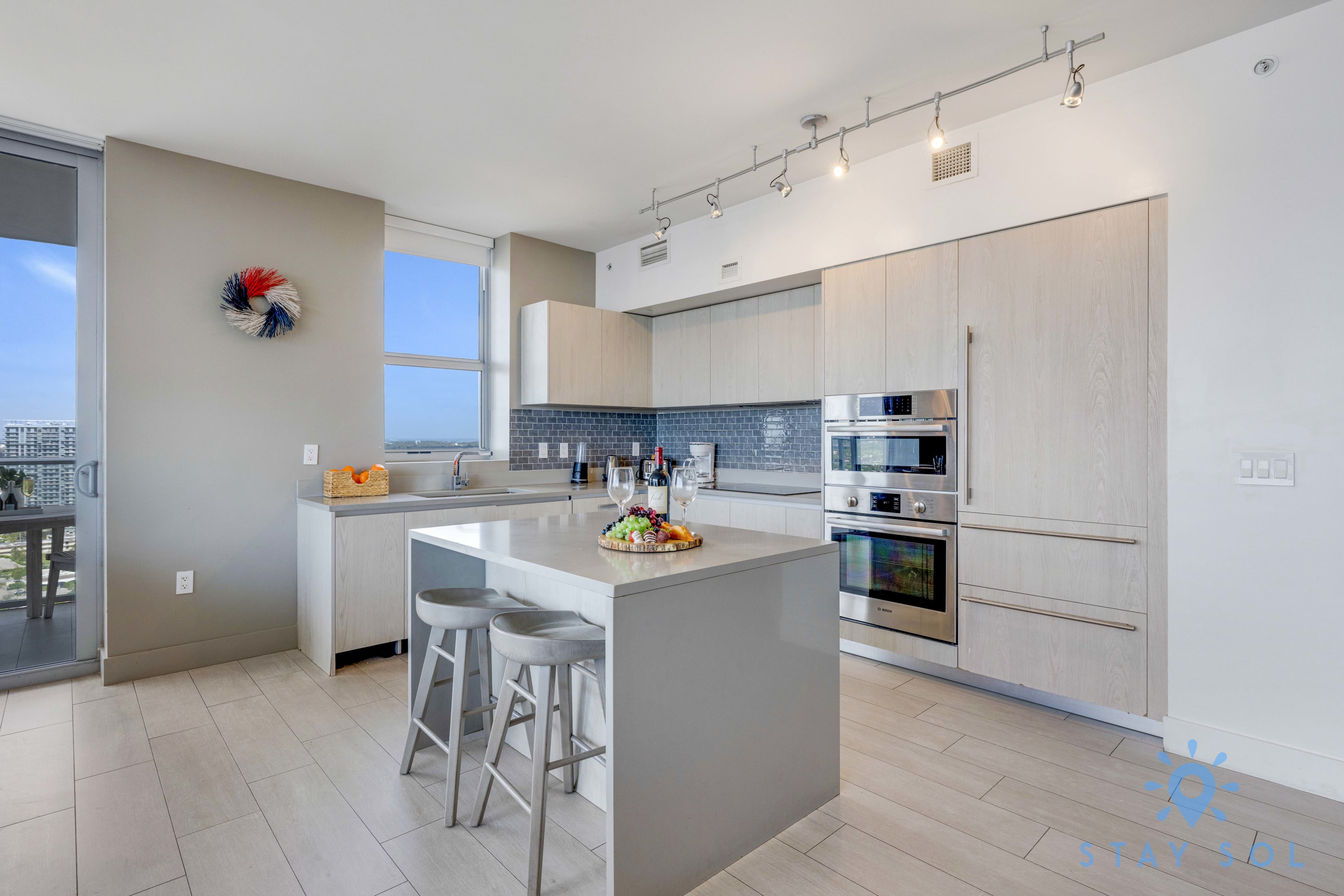 Luxury 3 Br– Stunning View & High Floor+ Hot Tub