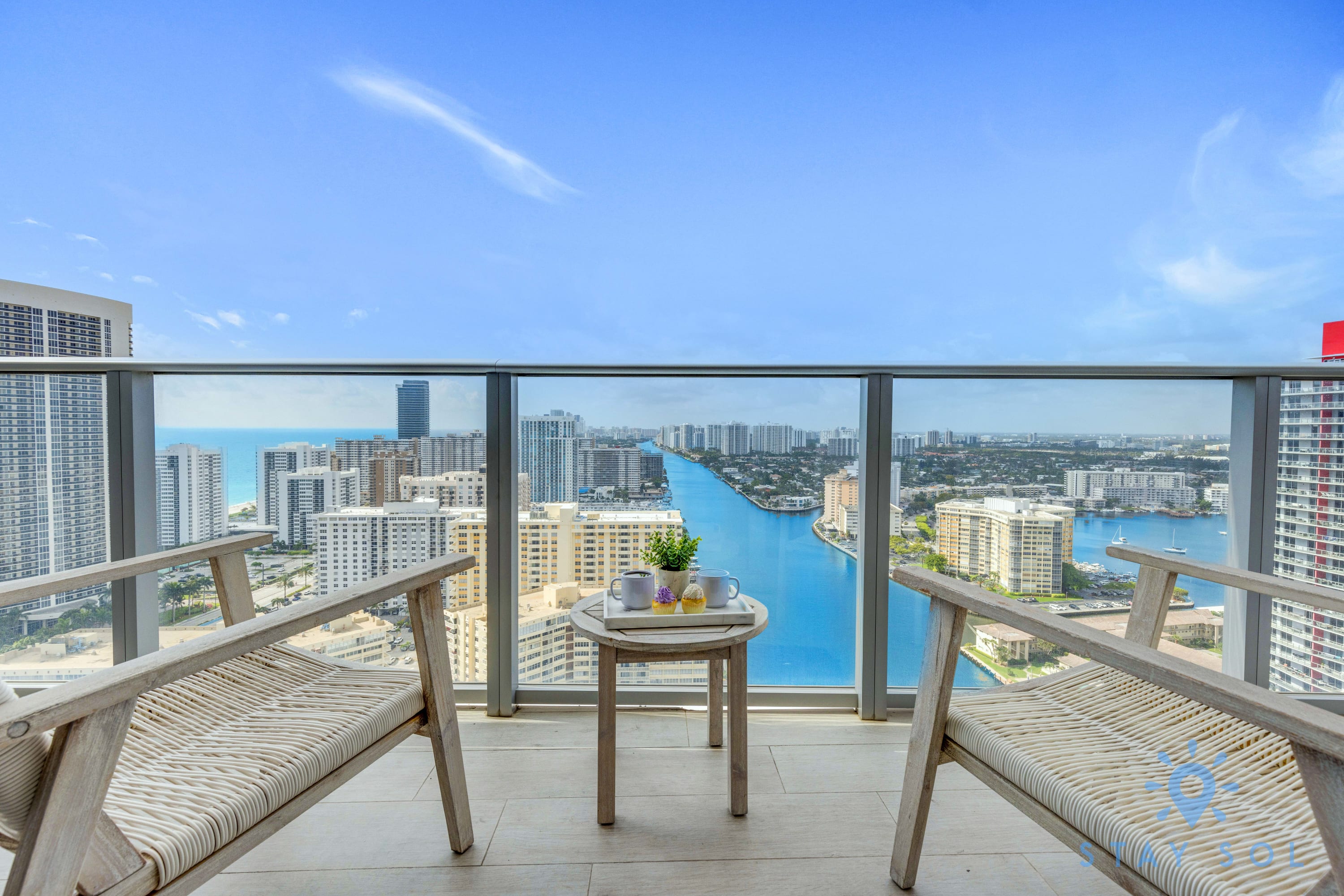 Luxury 3 Br| Stunning View| High Floor| Hot Tub