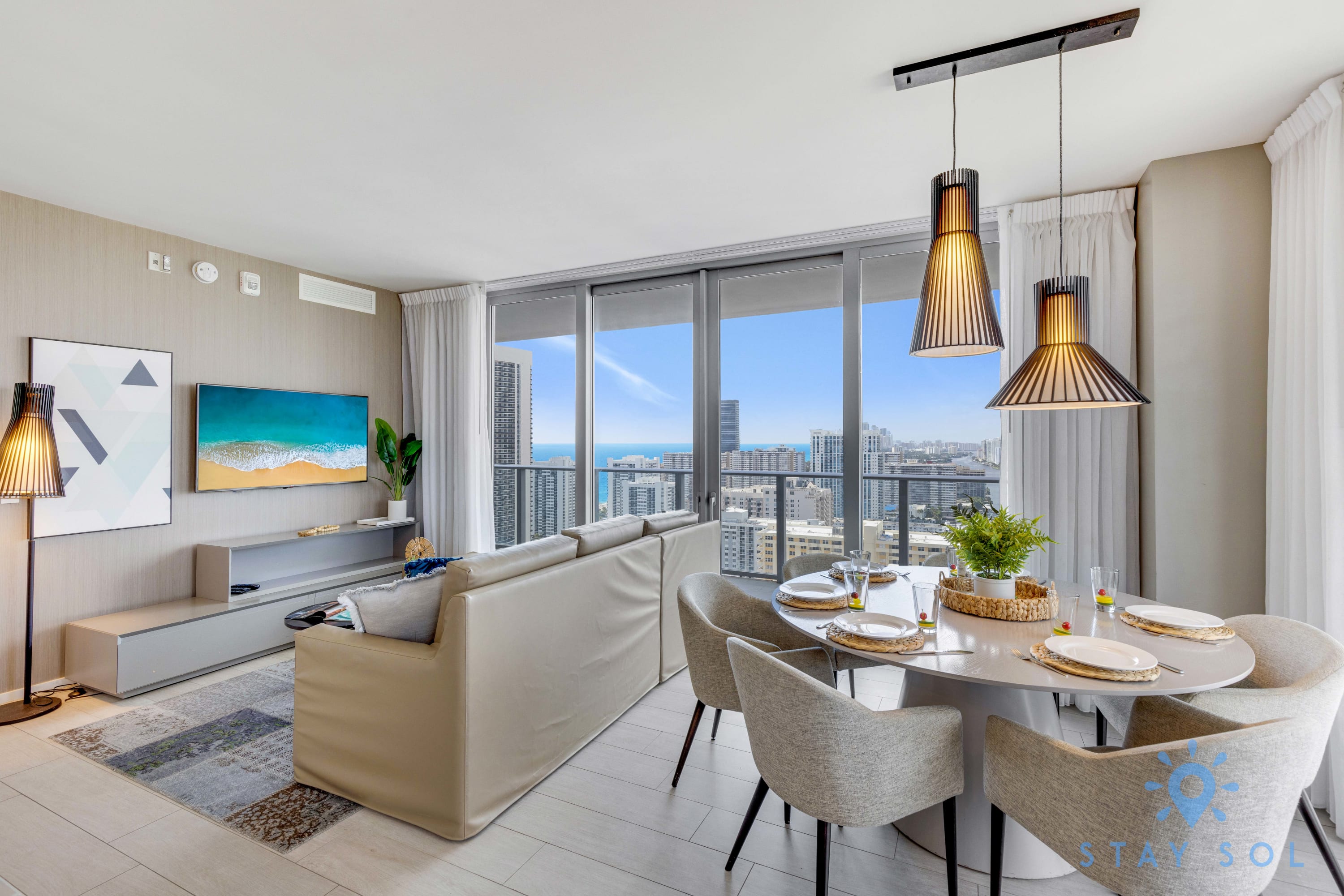 Luxury 3 Br| Stunning View| High Floor| Hot Tub