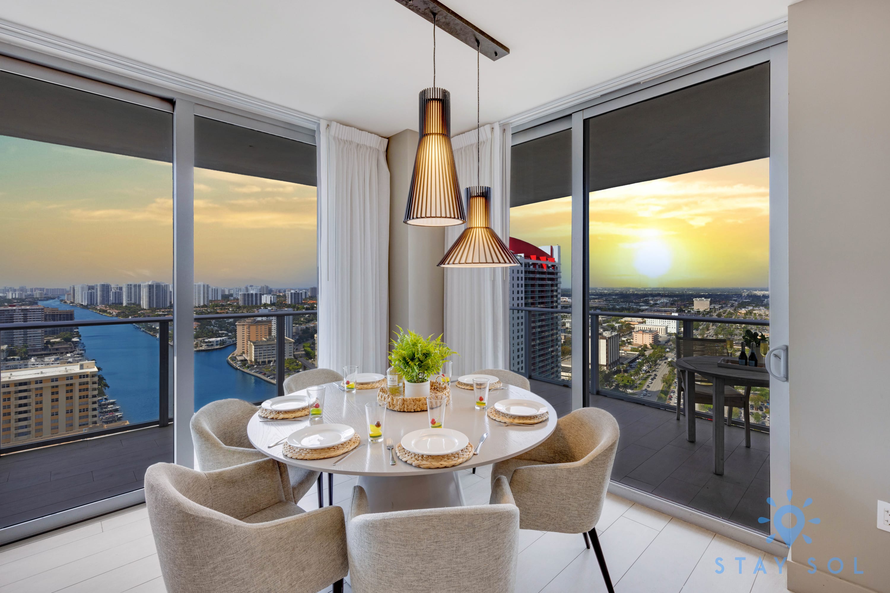 Luxury 3 Br| Stunning View| High Floor| Hot Tub