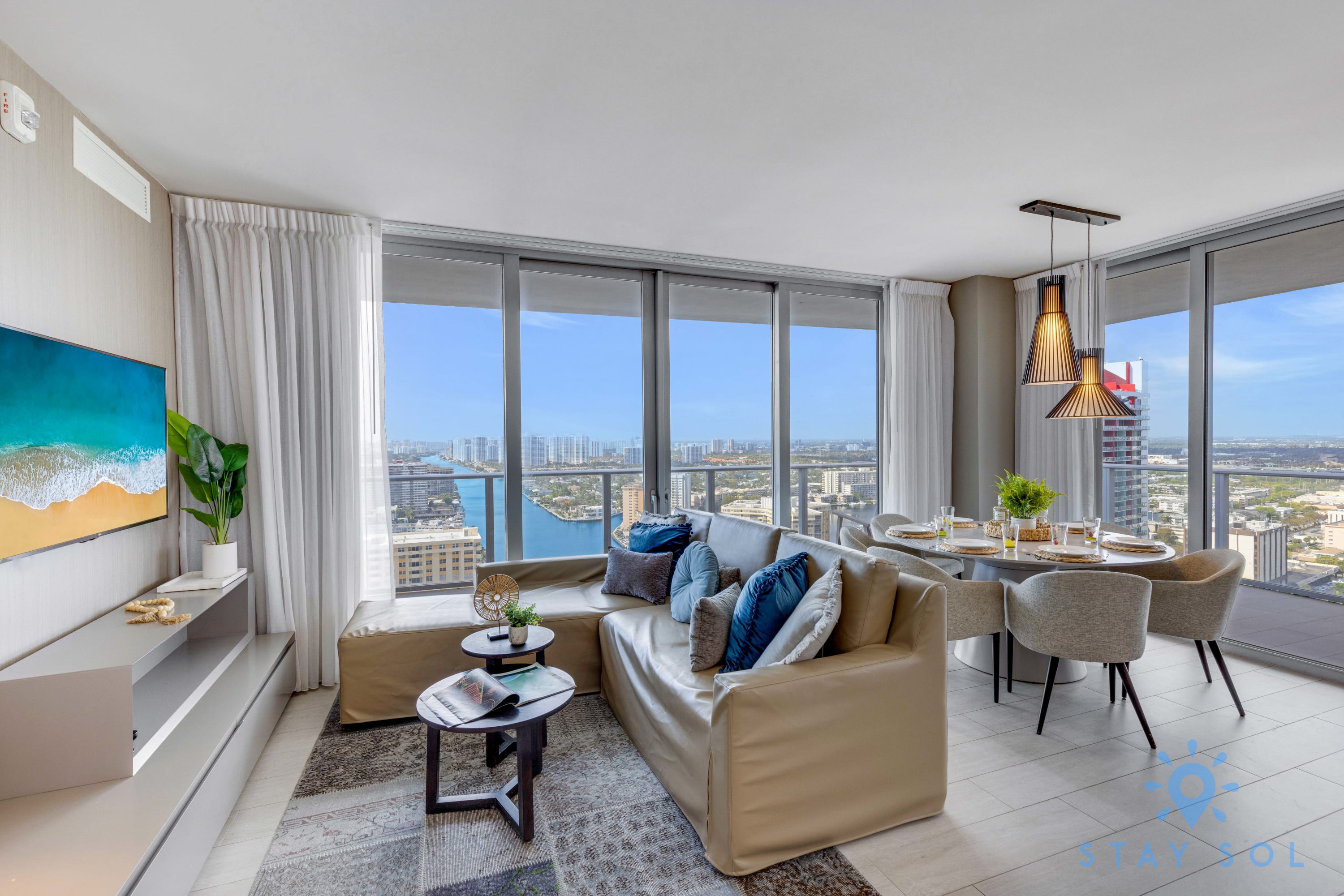 Luxury 3 BR, Stunning View & High Floor, Hot Tub