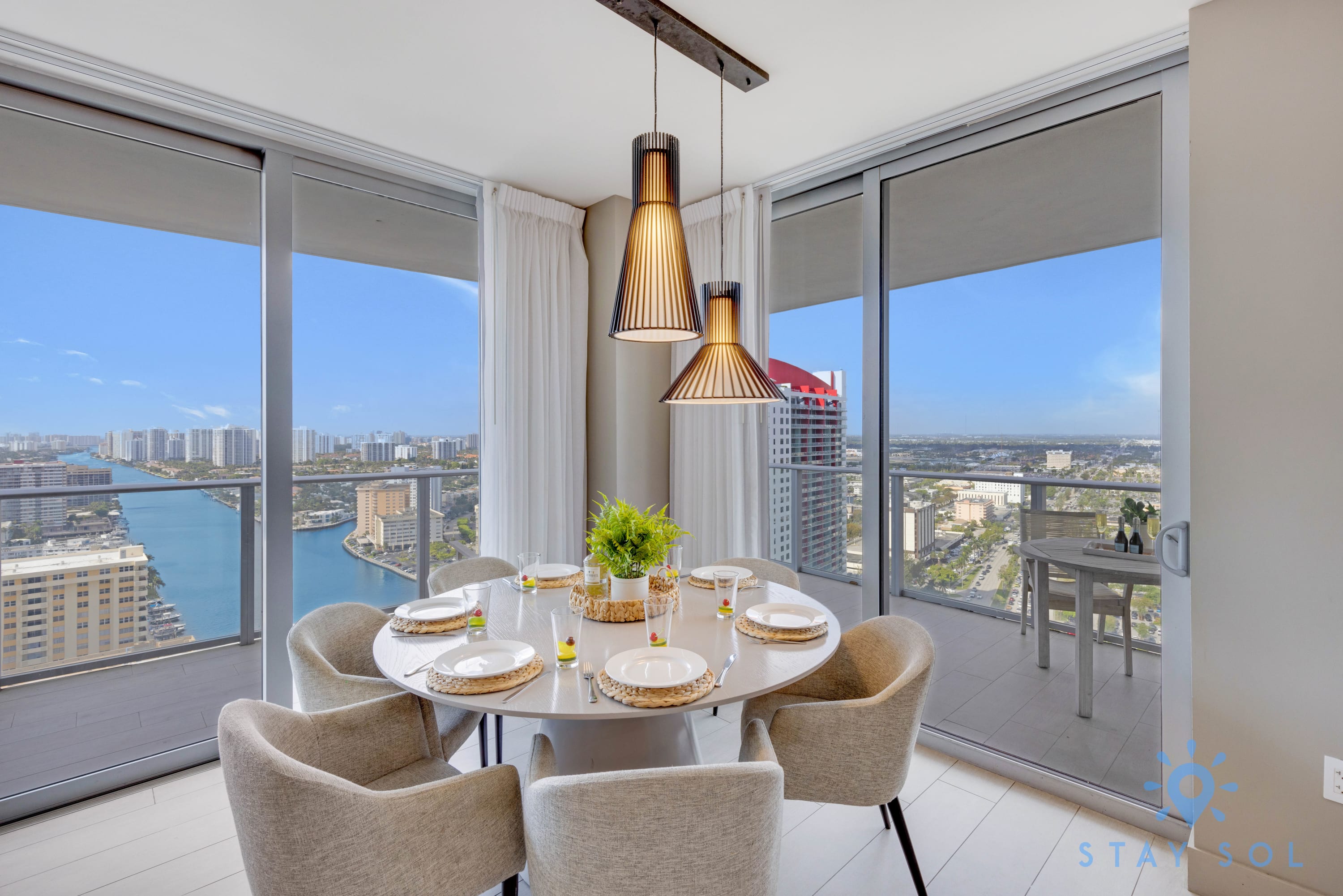 Luxury 3 BR, Stunning View & High Floor, Hot Tub