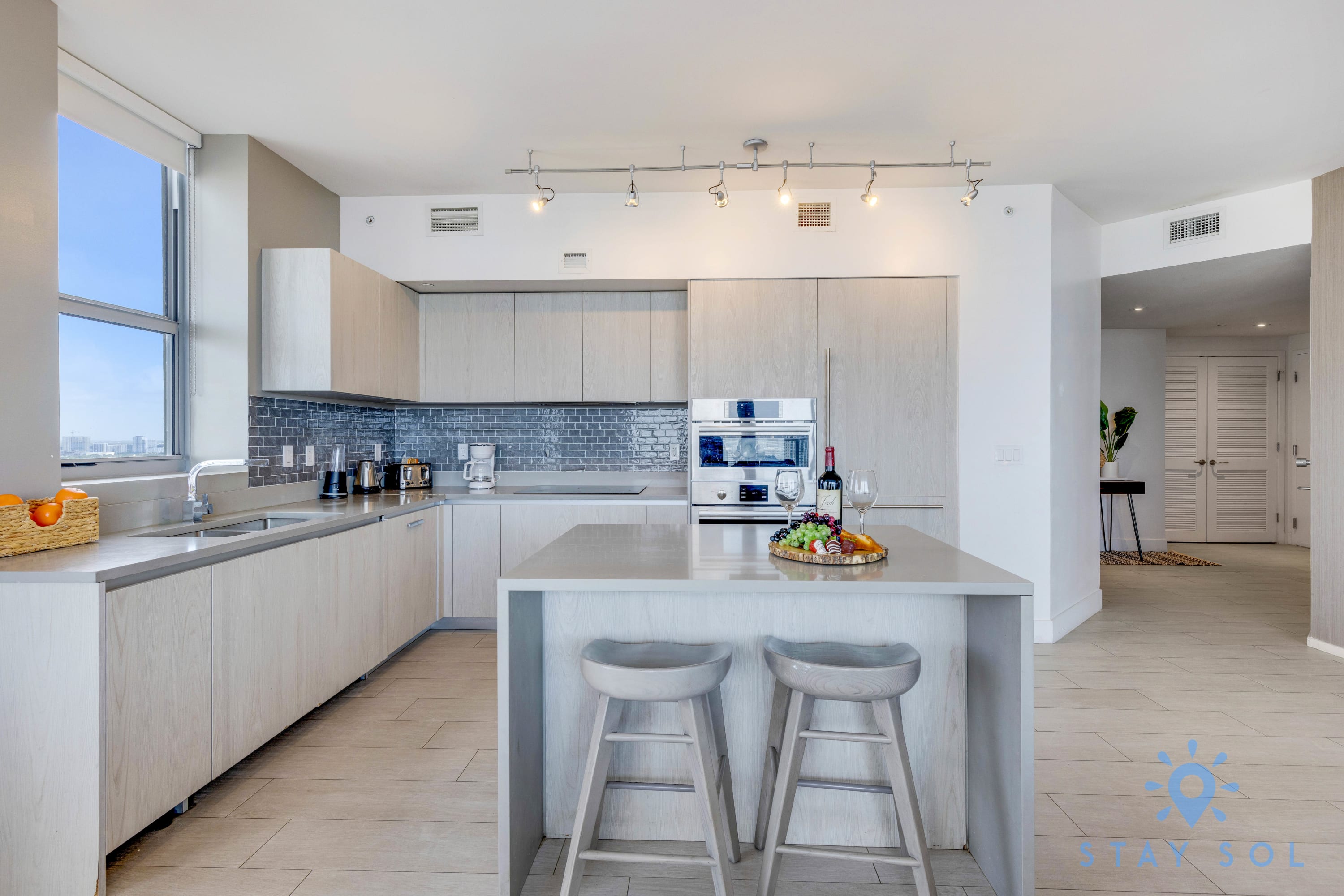 Luxury 3 BR, Stunning View & High Floor, Hot Tub