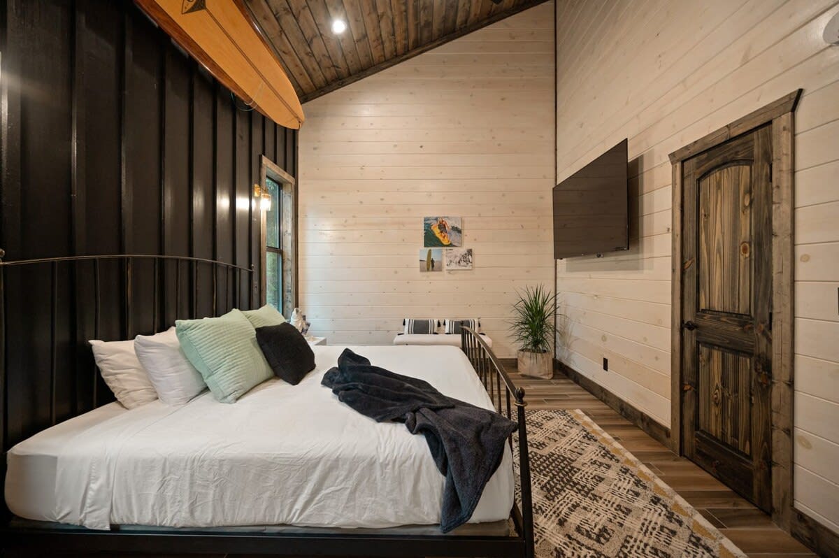 New! The Silo! Hot Tub, Sauna, Game Room, Swings!