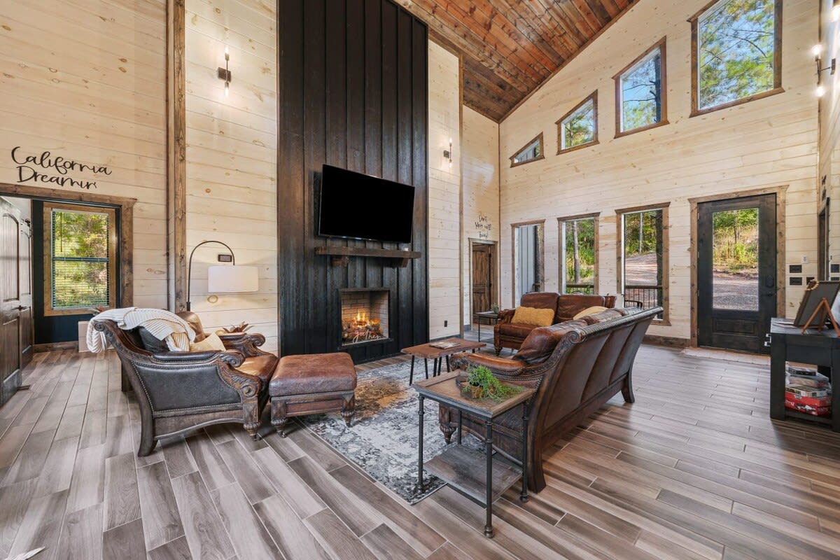 New! The Silo! Hot Tub, Sauna, Game Room, Swings!