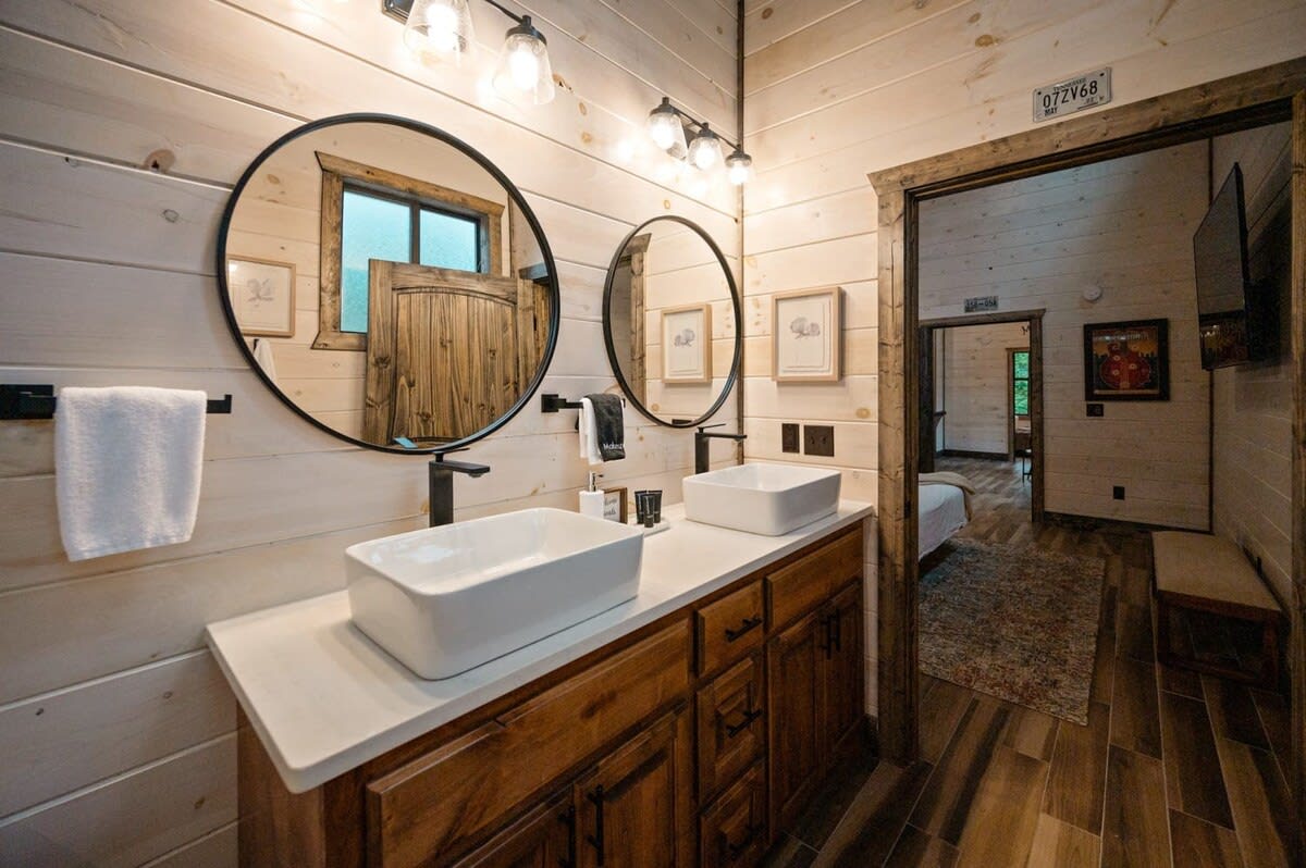 New! The Silo! Hot Tub, Sauna, Game Room, Swings!