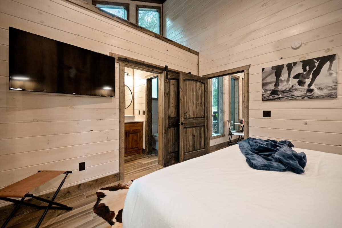 New! The Silo! Hot Tub, Sauna, Game Room, Swings!