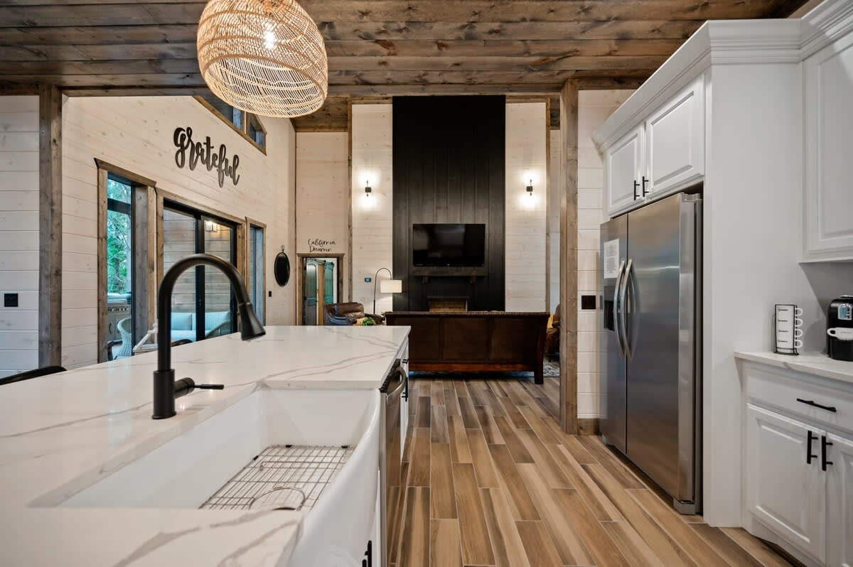 New! The Silo! Hot Tub, Sauna, Game Room, Swings!