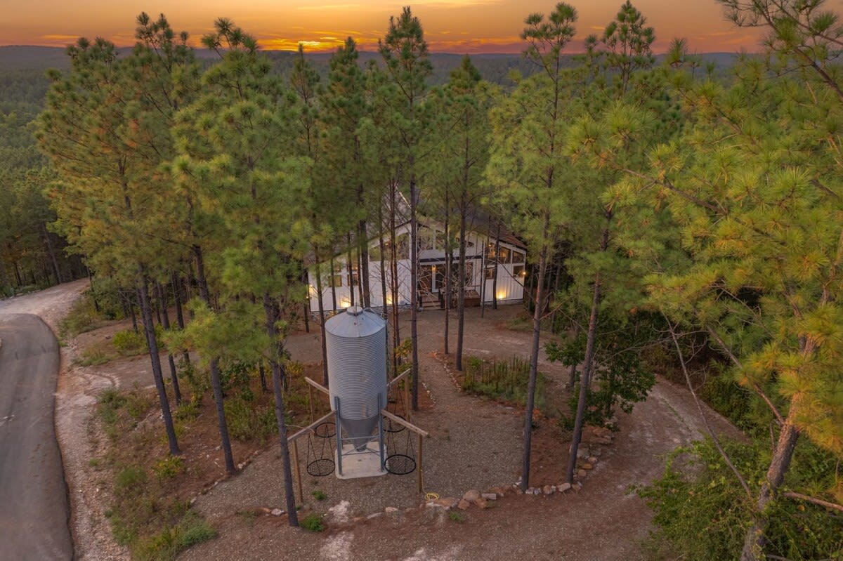 New! The Silo! Hot Tub, Sauna, Game Room, Swings!