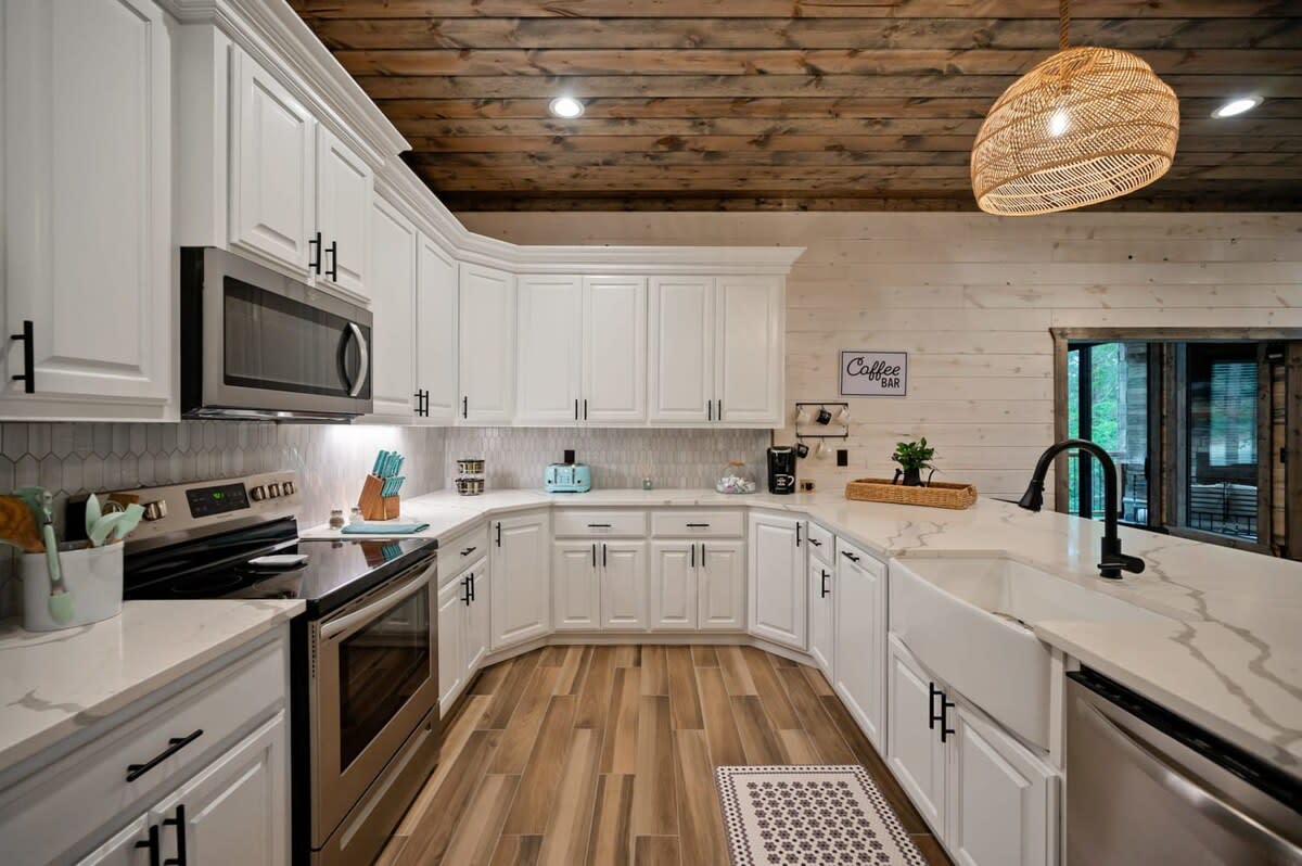 New! The Silo! Hot Tub, Sauna, Game Room, Swings!