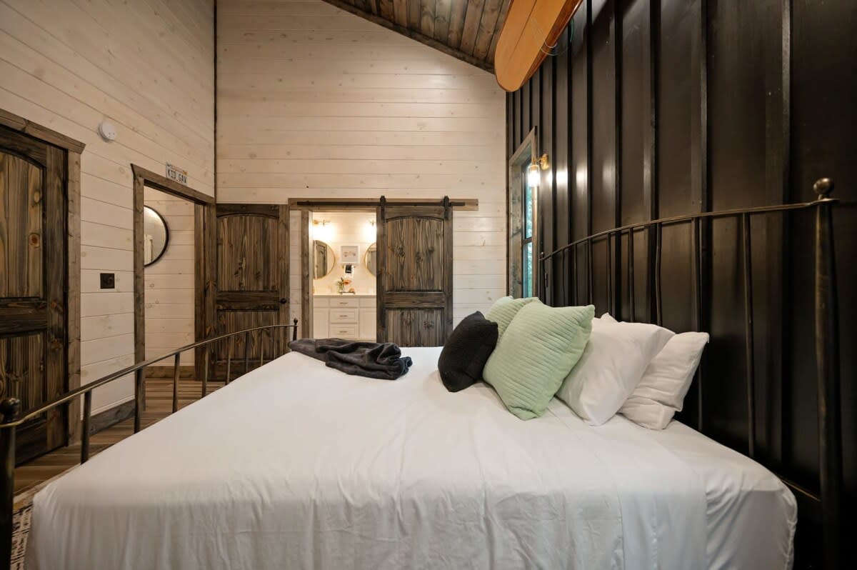 New! The Silo! Hot Tub, Sauna, Game Room, Swings!