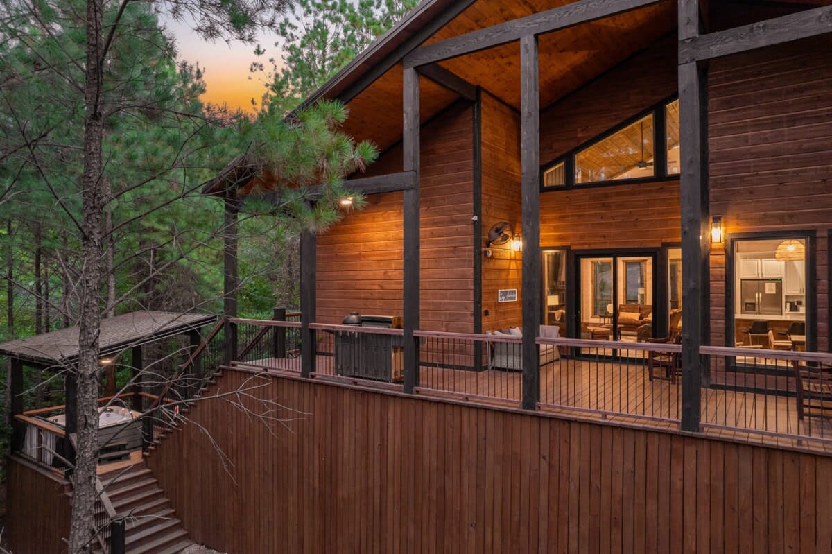 New! The Silo! Hot Tub, Sauna, Game Room, Swings!