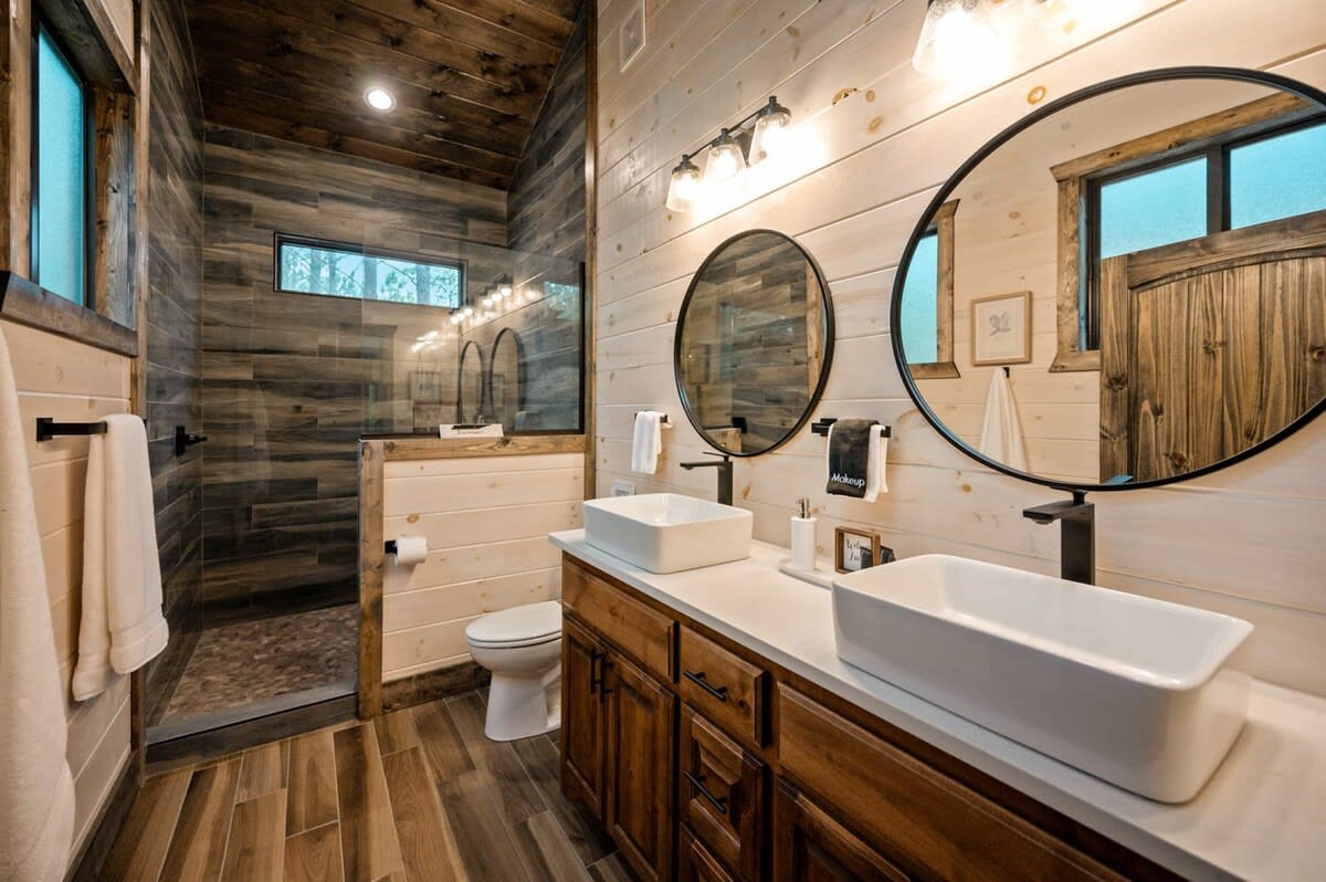 New! The Silo! Hot Tub, Sauna, Game Room, Swings!