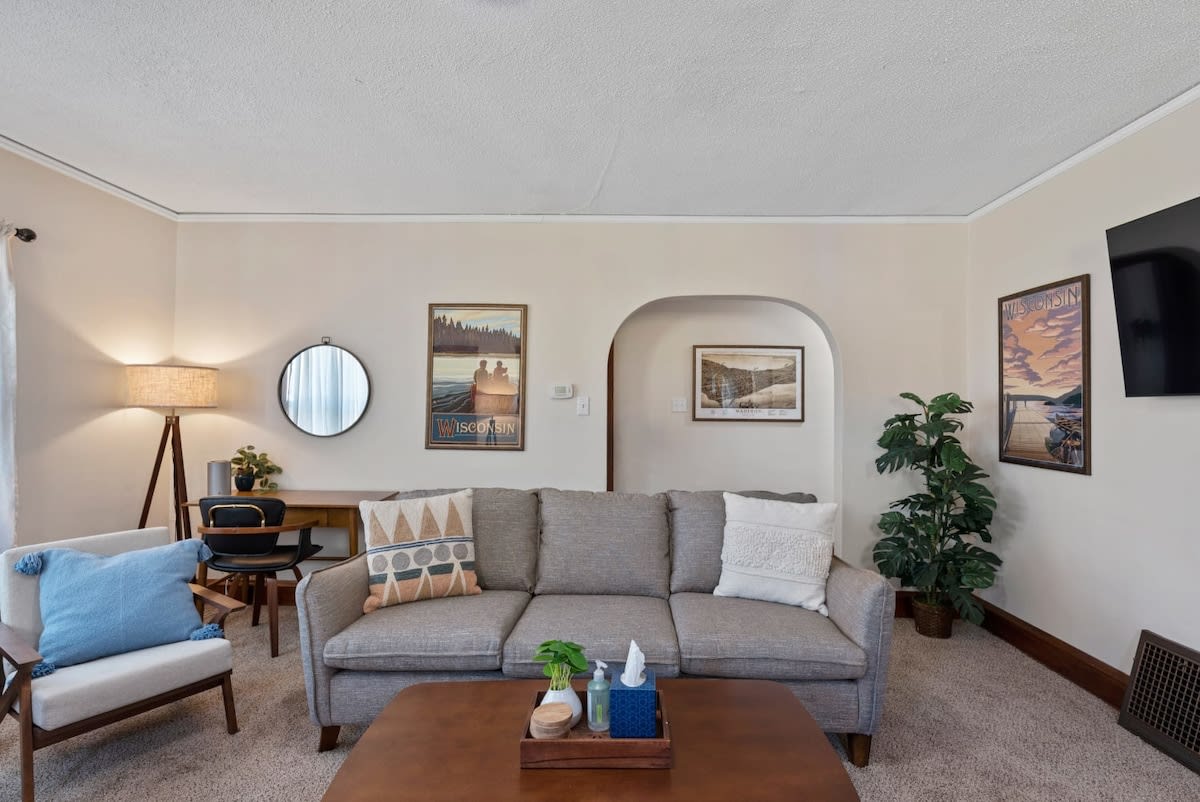 5 Bedrooms I Pet Friendly I Sleeps 12 — Milwaukee, WI — vacation rental