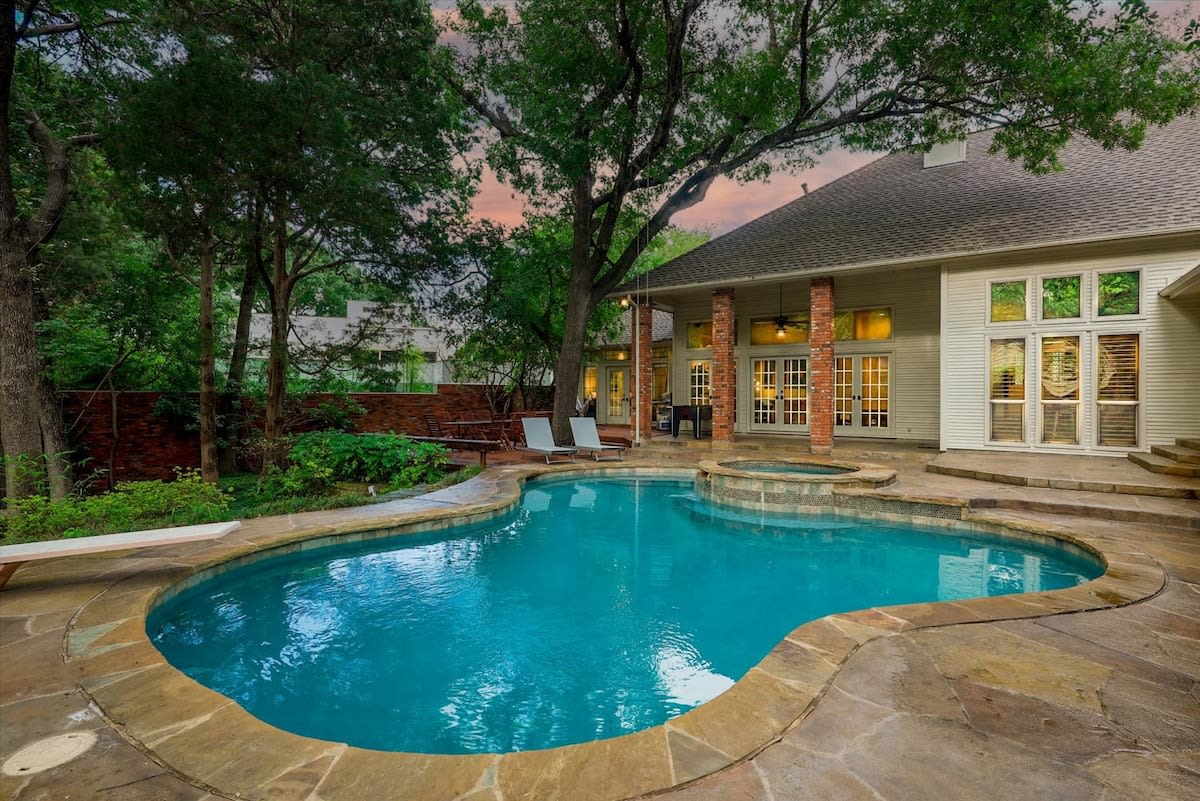 Dallas Gem 5 Bedrooms Home with Pool, Game Room — Dallas, TX — vacation rental