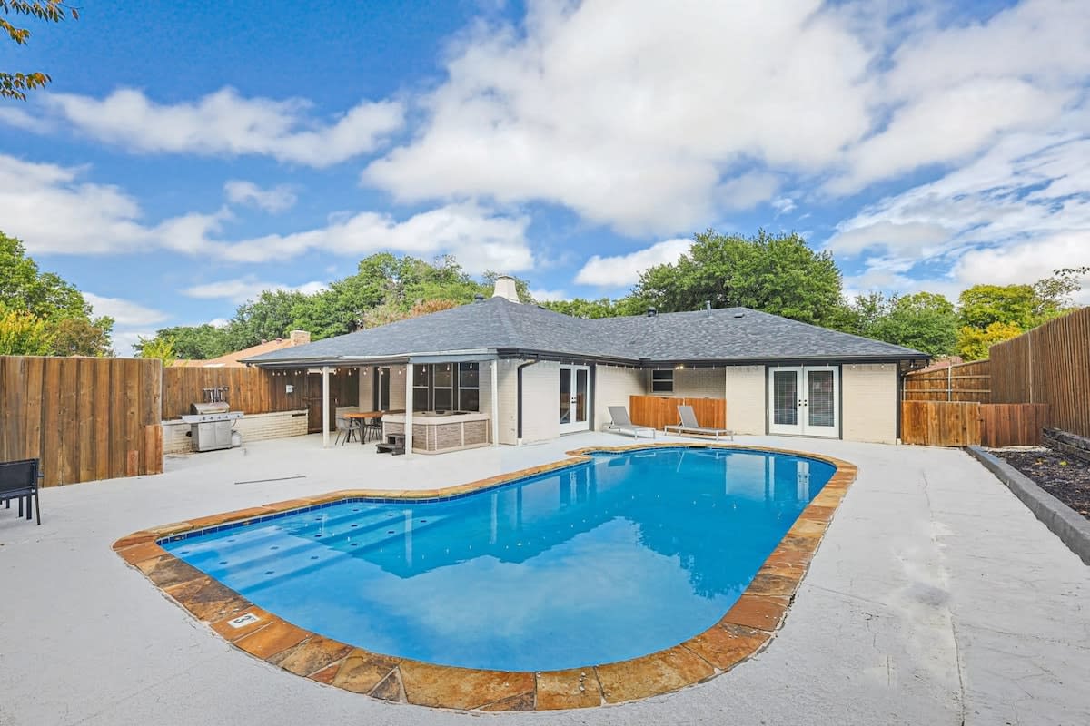 Gorgeous Sunny Home for Big Groups w/ Private Pool — Garland, TX — vacation rental