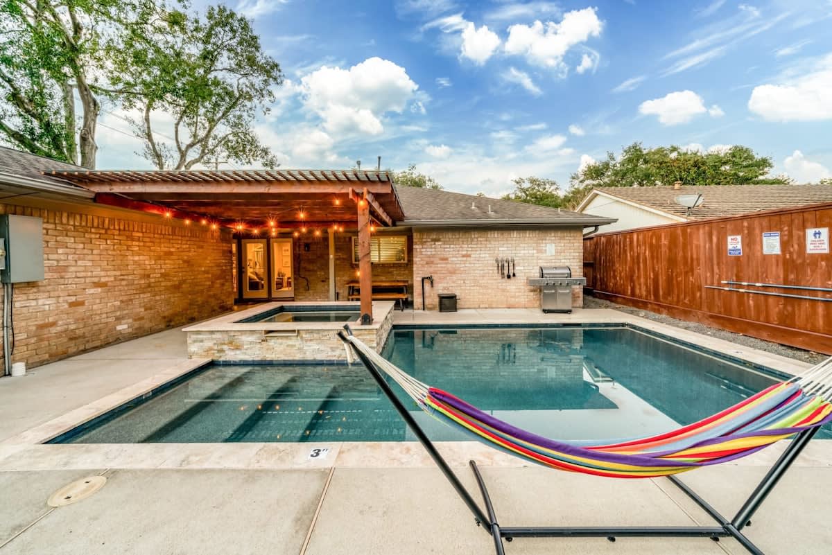 Gorgeous and Cozy Houston home w/ a private Pool — Houston, TX — vacation rental