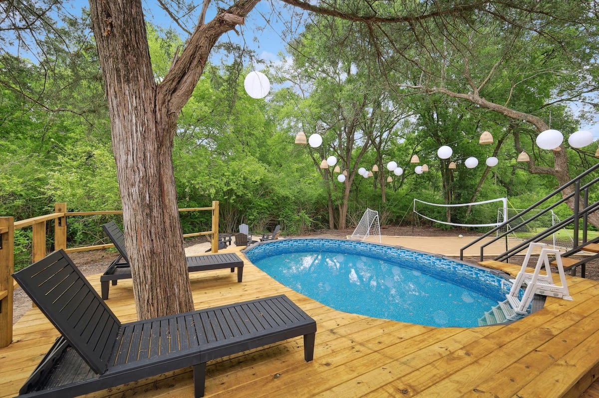 Tropical Oasis - Pool + Beach Volleyball + Firepit — Lancaster, TX — vacation rental