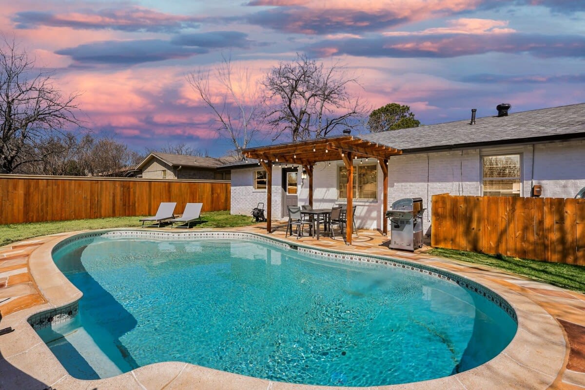 Luxury 4Bed/2Bath Hidden Gem w/ Backyard Oasis — North Richland Hills, TX — vacation rental