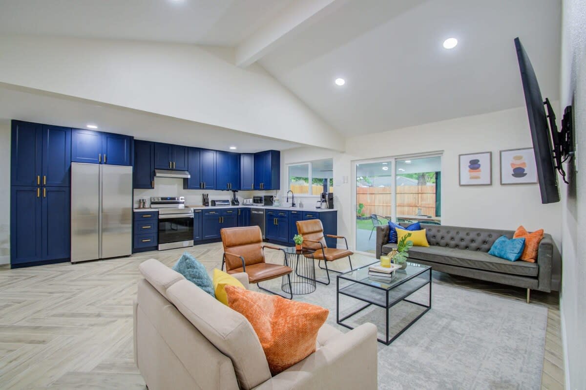 Serene 4-Bed Getaway - Hot tub & Fire Pit — Friendswood, TX — vacation rental