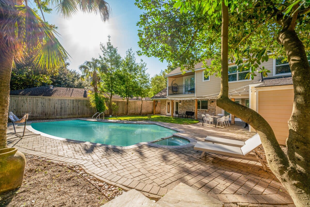 Bright and Spacious Home for w Pool -over 30 Nights- — Jersey Village, TX — vacation rental