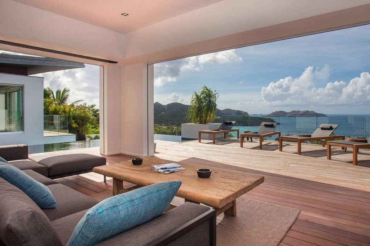 Luxurious Villa with Ocean Views 6