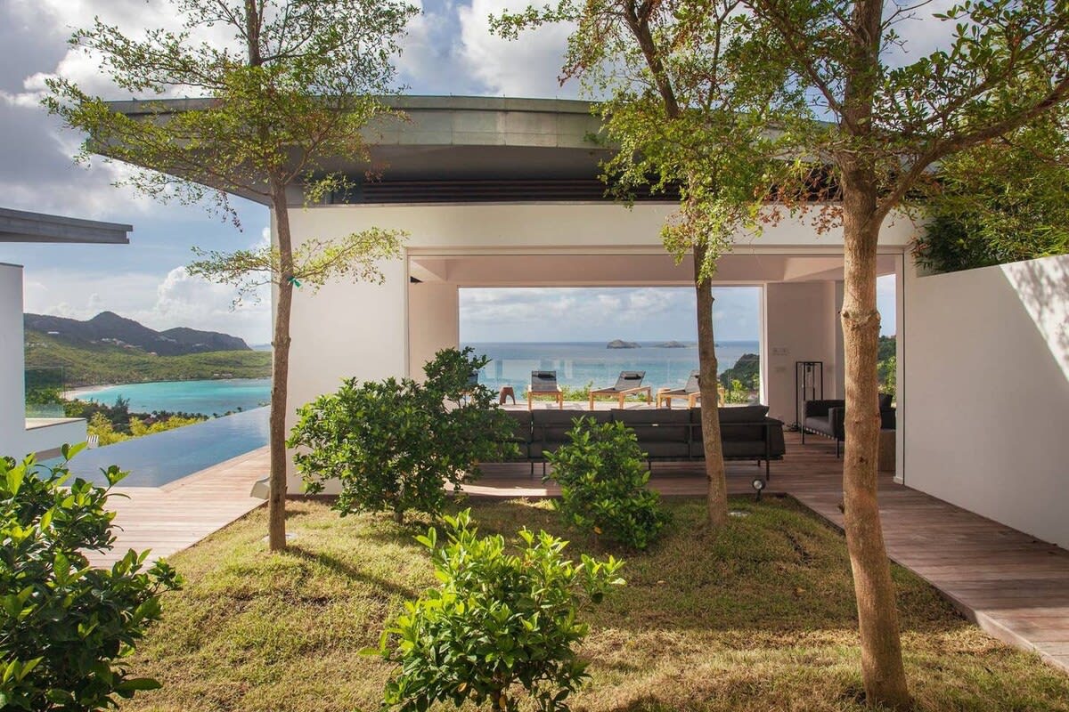 Luxurious Villa with Ocean Views 3