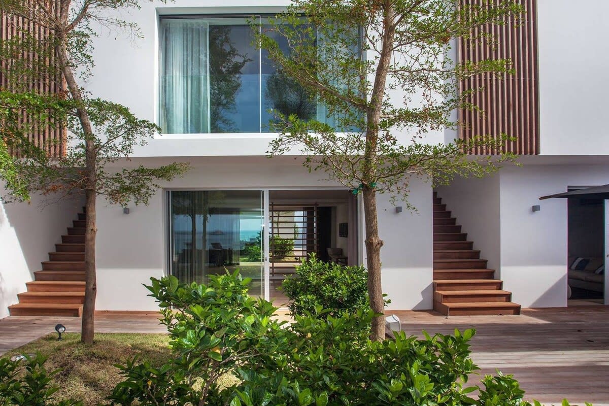 Luxurious Villa with Ocean Views 4