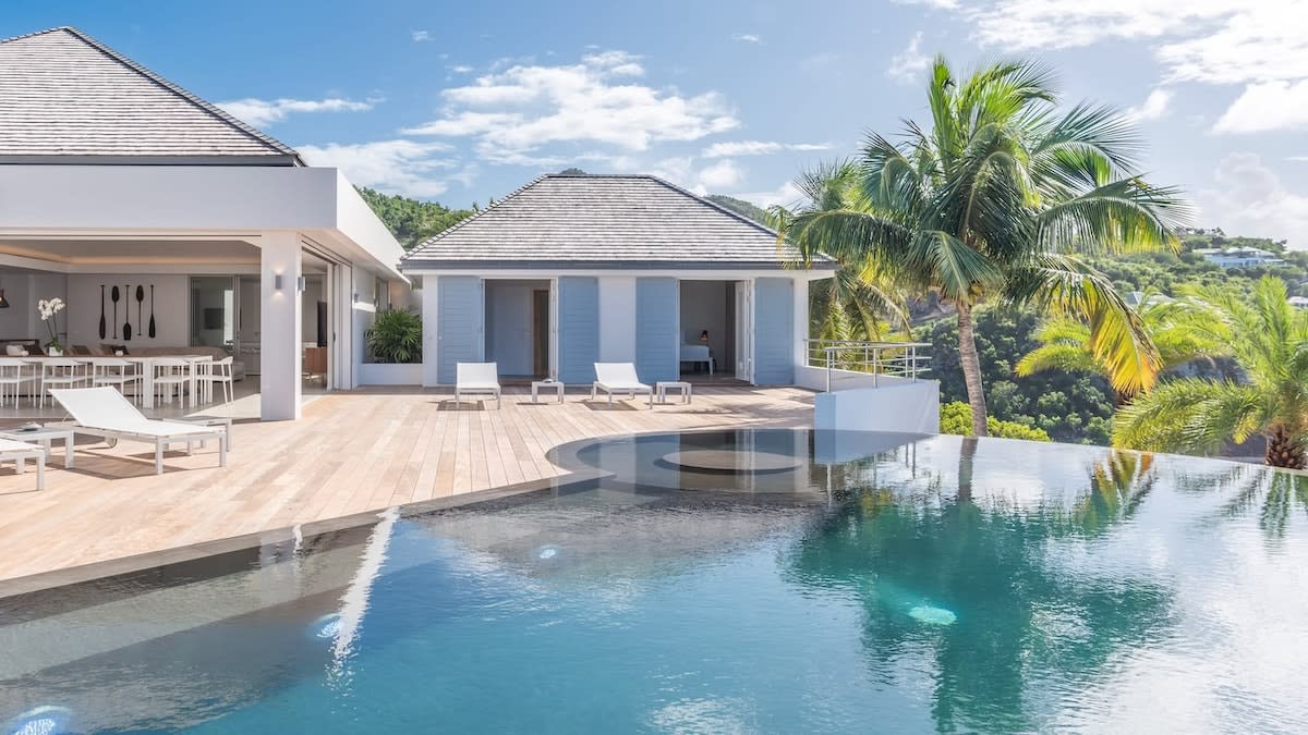 Grand Classic Villa with Stunning Islands Views 3